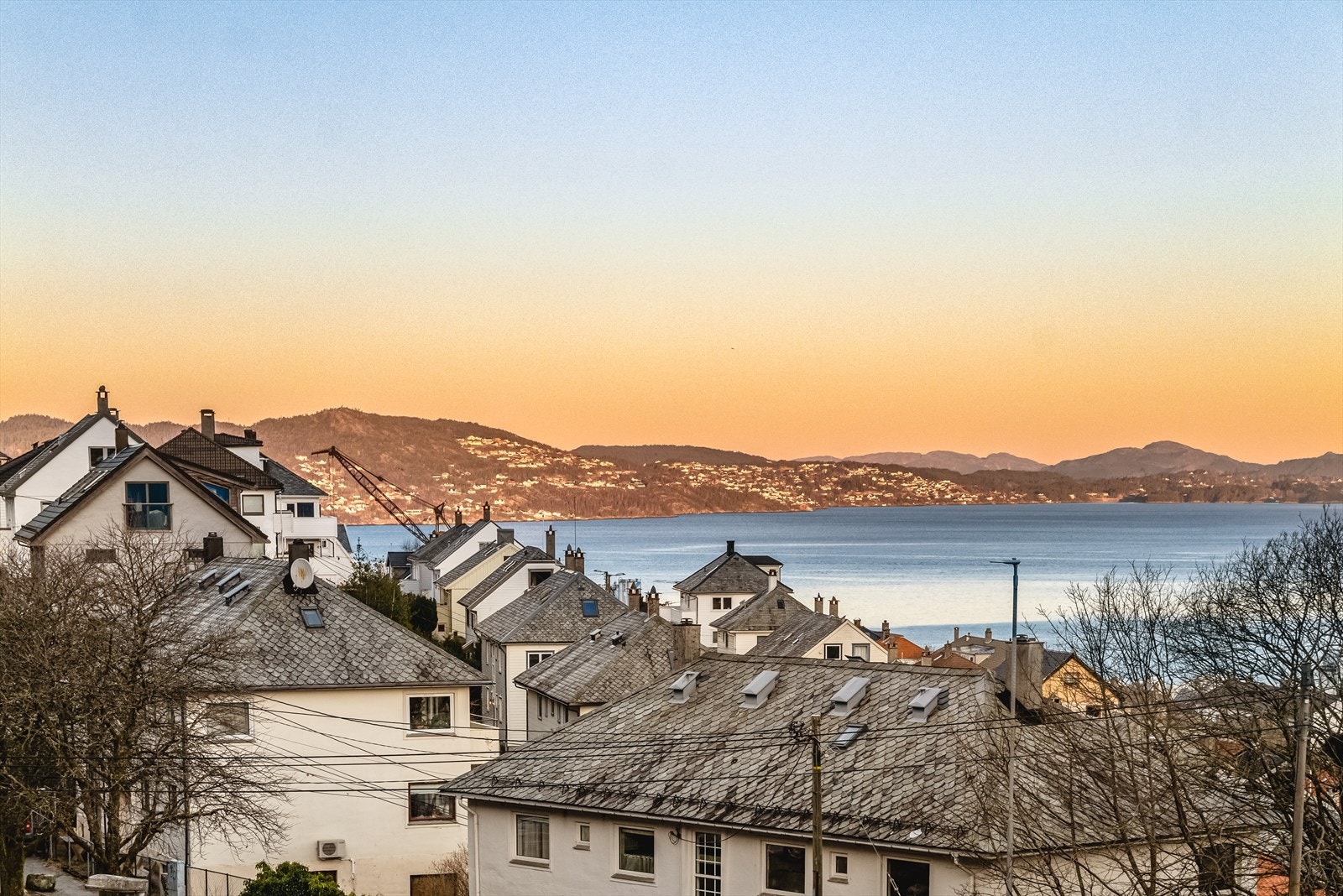 Herlig skue på skrå ut stuevinduet. Fine solnedganger, hyggelig nærmiljø og den vakre Byfjorden. Galleribilde
