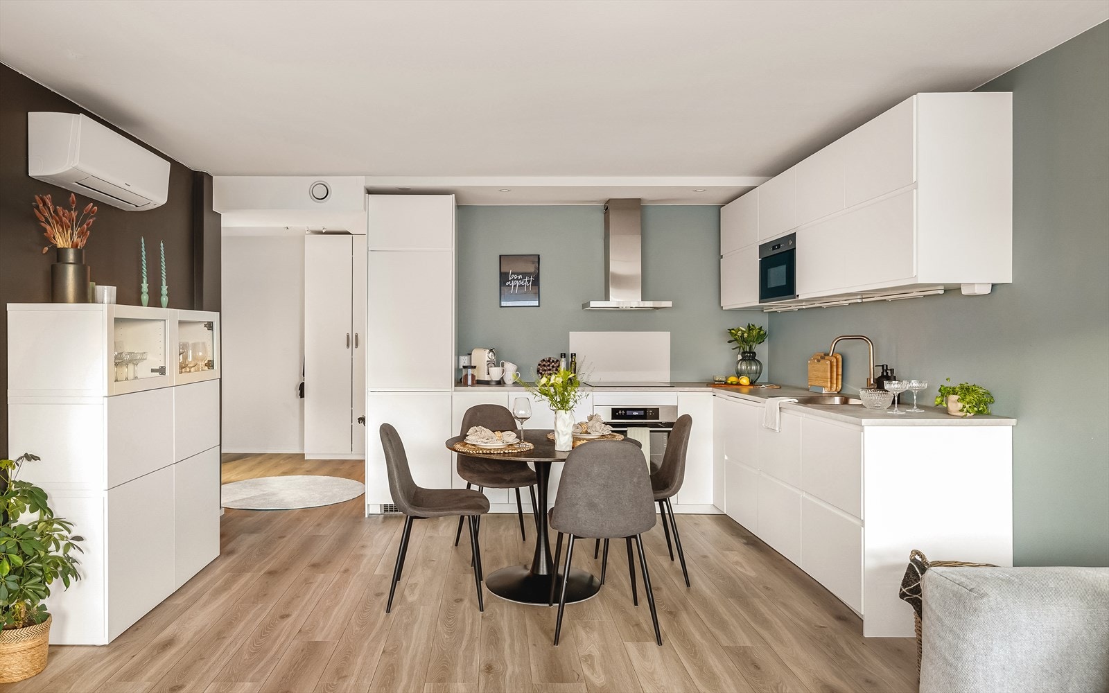 Kjøkkenet har moderne, hvite slette fronter som gir et rent og tidløst uttrykk. Varmepumpe ny ifbm. rehabilitering i BRL. Galleribilde