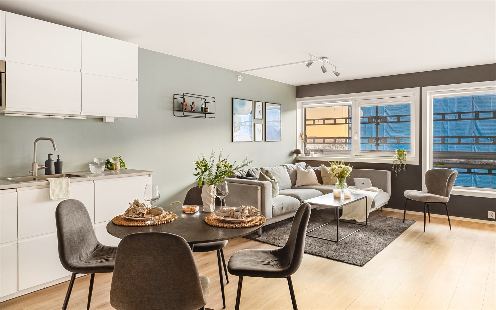 Stue og kjøkken har åpen løsning, og er veldig romslig (28,1 m²). Galleribilde