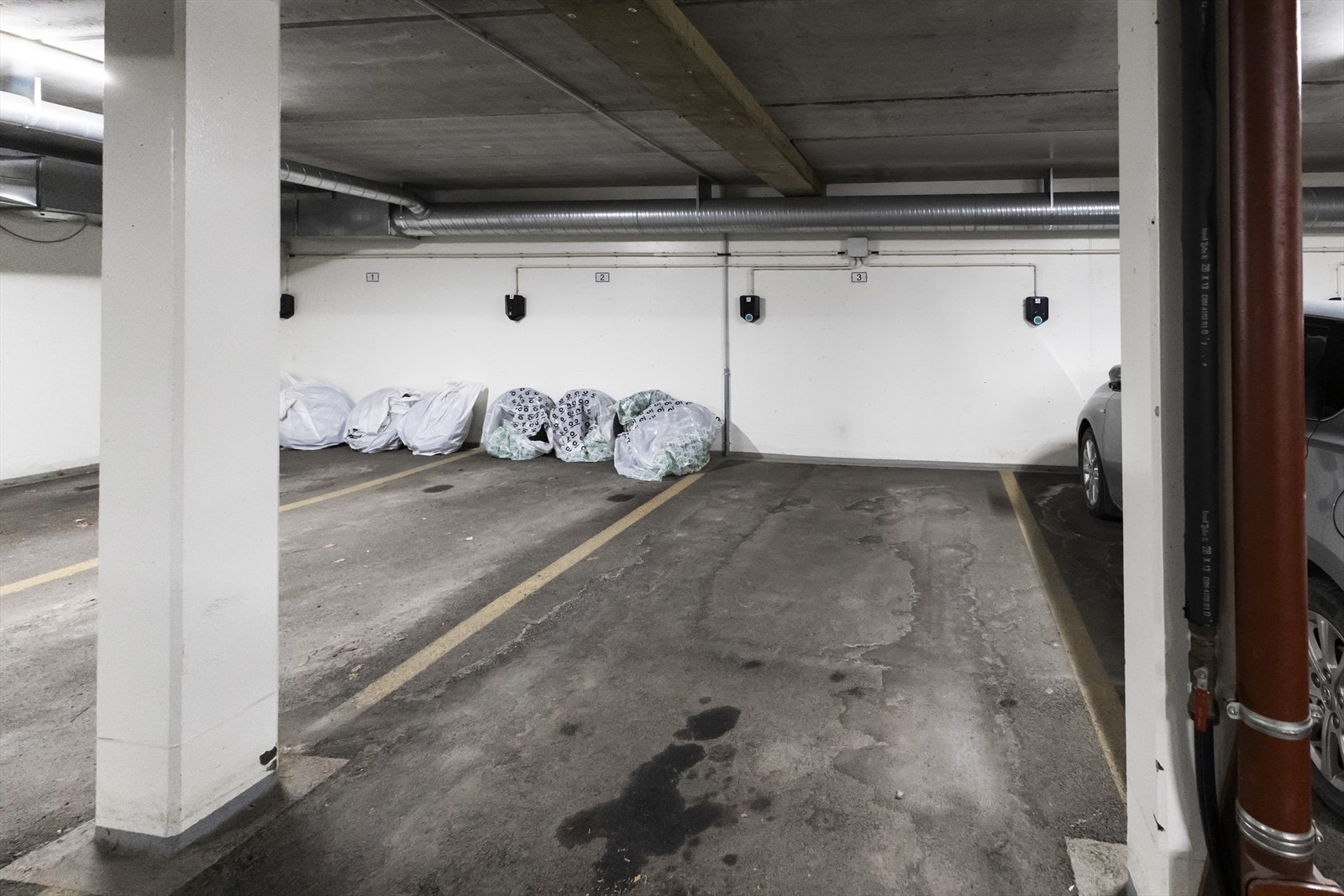 Garasjeplass med infrastruktur for lading Galleribilde