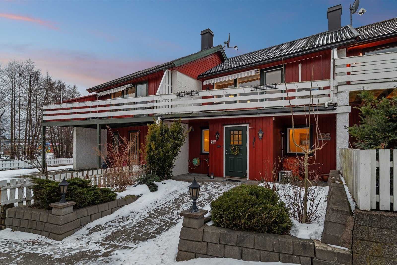 Velkommen til Pytterønningen 3B - Et pent rekkehus over 2 plan med barnevennlig beliggenhet, terrasse og balkong og egen parkeringsplass - Presentert av Eiendomsmegler Katrine Wilberg v/DNB Eiendom. Galleribilde