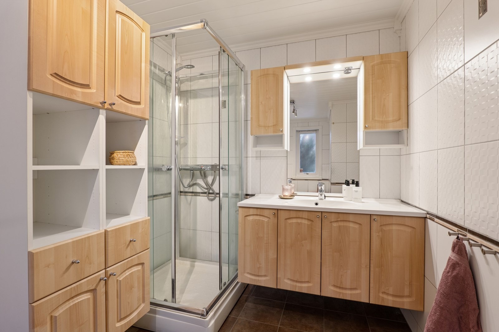 Det kombinerte badet og vaskerommet fra 2006 fremstår som både praktisk og funksjonelt, med en gjennomtenkt planløsning som utnytter arealet godt. Galleribilde