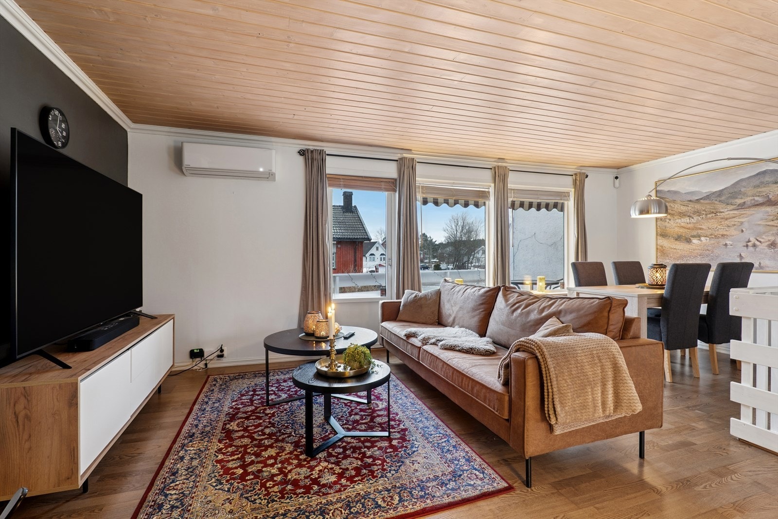 I stuen finner man både varmepumpe og vedovn, som sørger for effektiv oppvarming og ekstra hygge på kjølige dager. Kombinasjonen av moderne komfort og tradisjonell lunhet gjør dette til et rom man virkelig trives i. Galleribilde