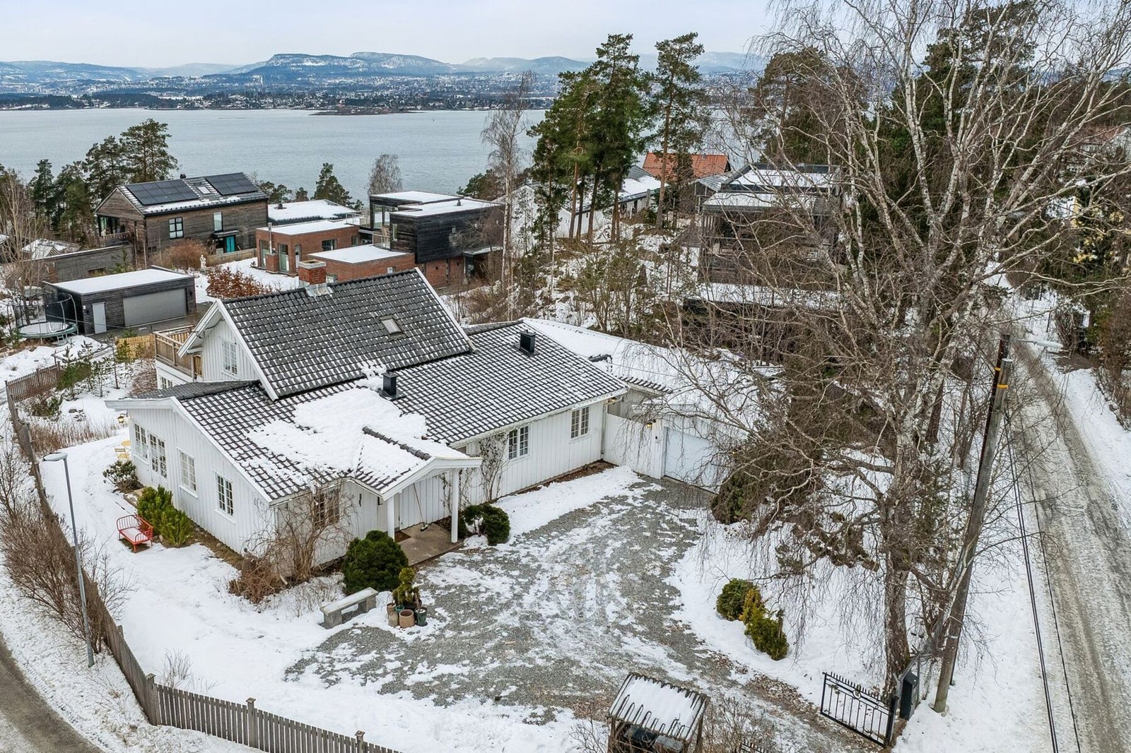 Eiendommen ligger høyt og fritt i et svært barnevennlig miljø. Galleribilde
