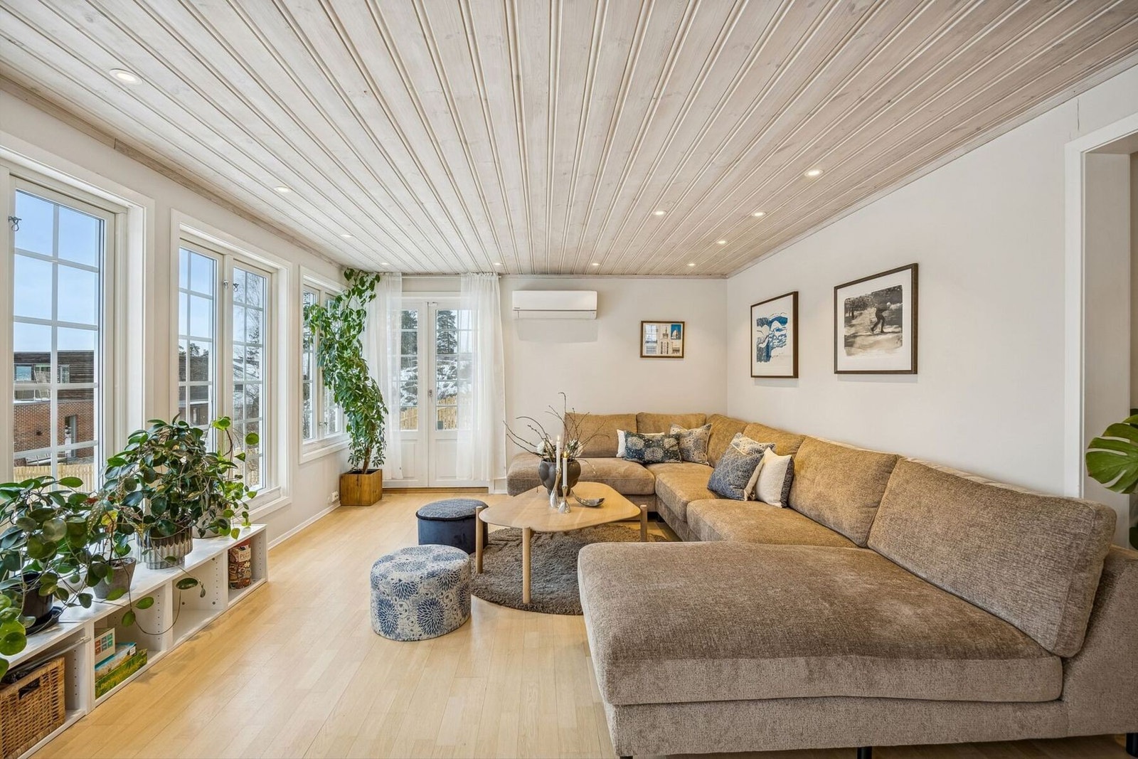 Stor, lys og gjennomgående stue med peis som gir god varme og skaper en lun og hyggelig atmosfære på kjølige dager og kvelder. Galleribilde