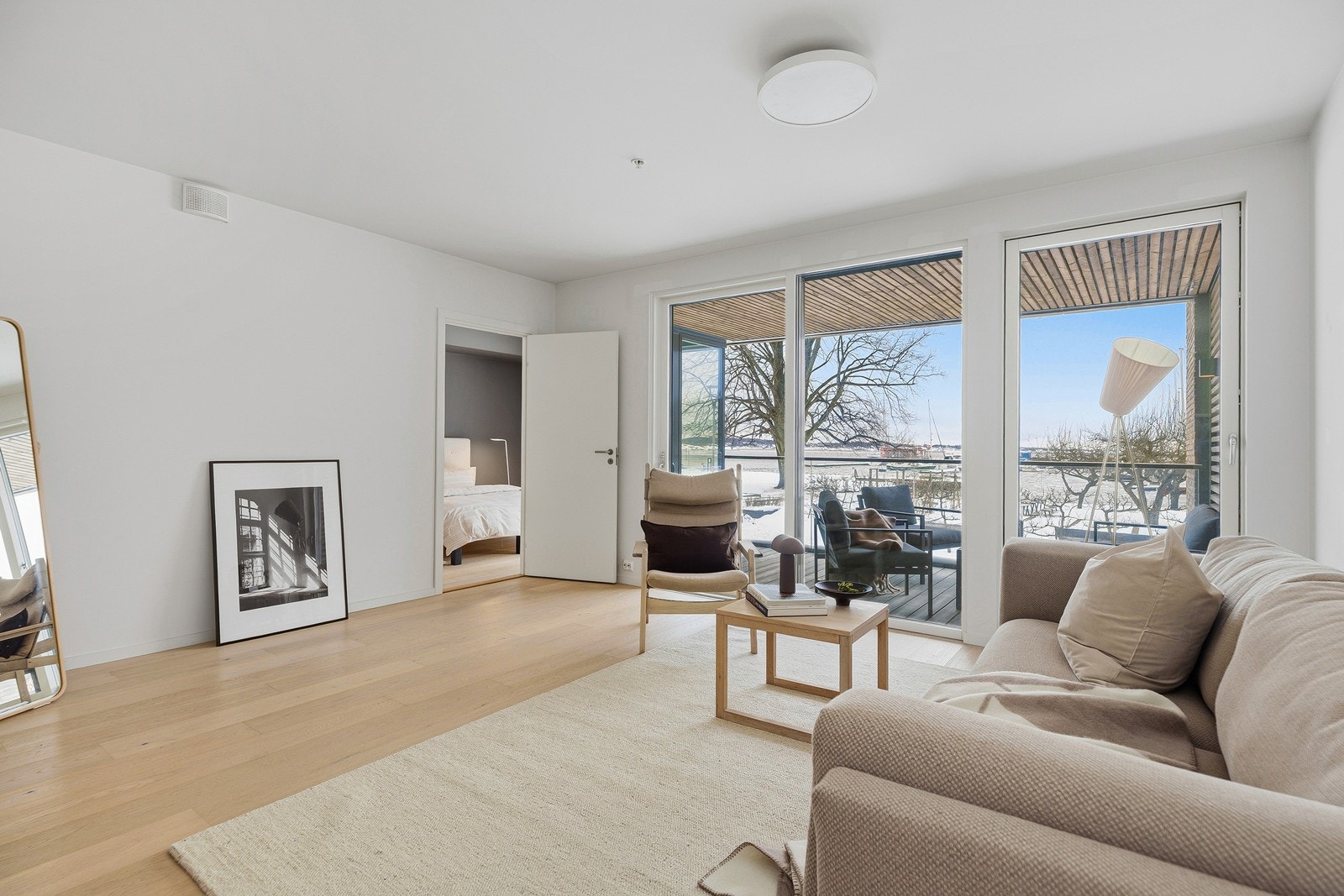 Lekker 2-roms leilighet i front med utsikt mot sjøen - Unik beliggenhet - Nærhet til "Alt"! Galleribilde