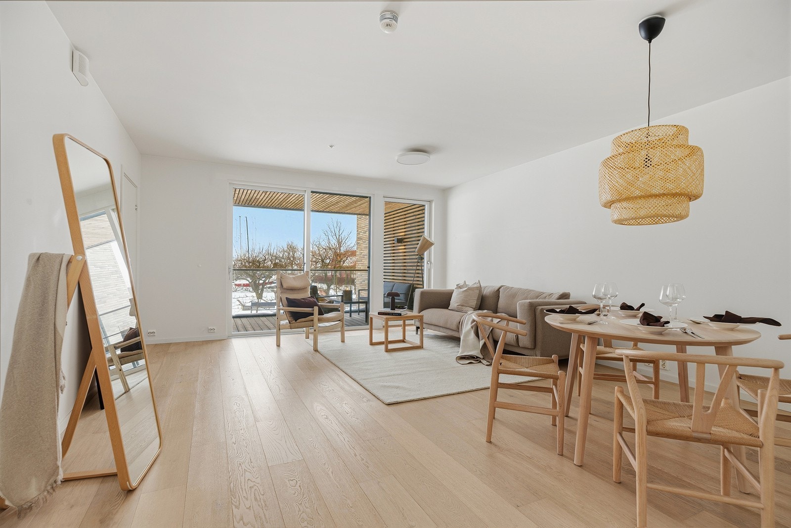 Stuen oppleves enkel å møblere med god plass til sofragruppe og spisemøblement Galleribilde