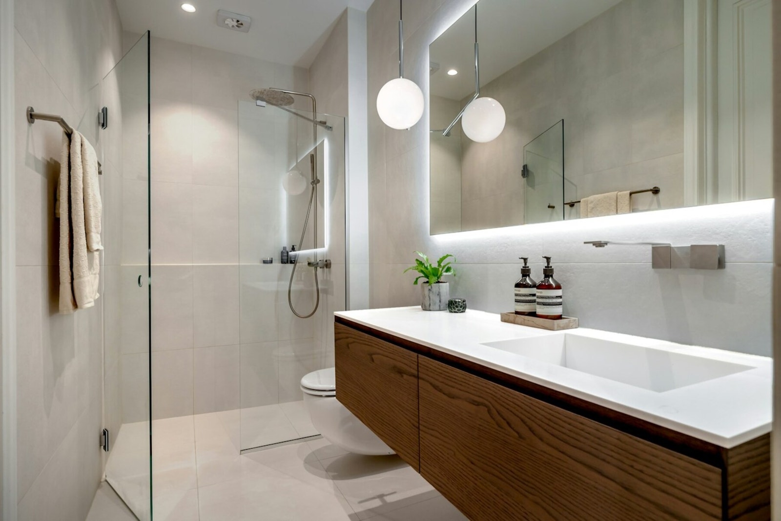 Badet som er tilknyttet hovedsoverommet er totaloppusset av Vinderen bad og våtrom i 2021 og fremstår som delikat, moderne og svært gjennomført. Galleribilde