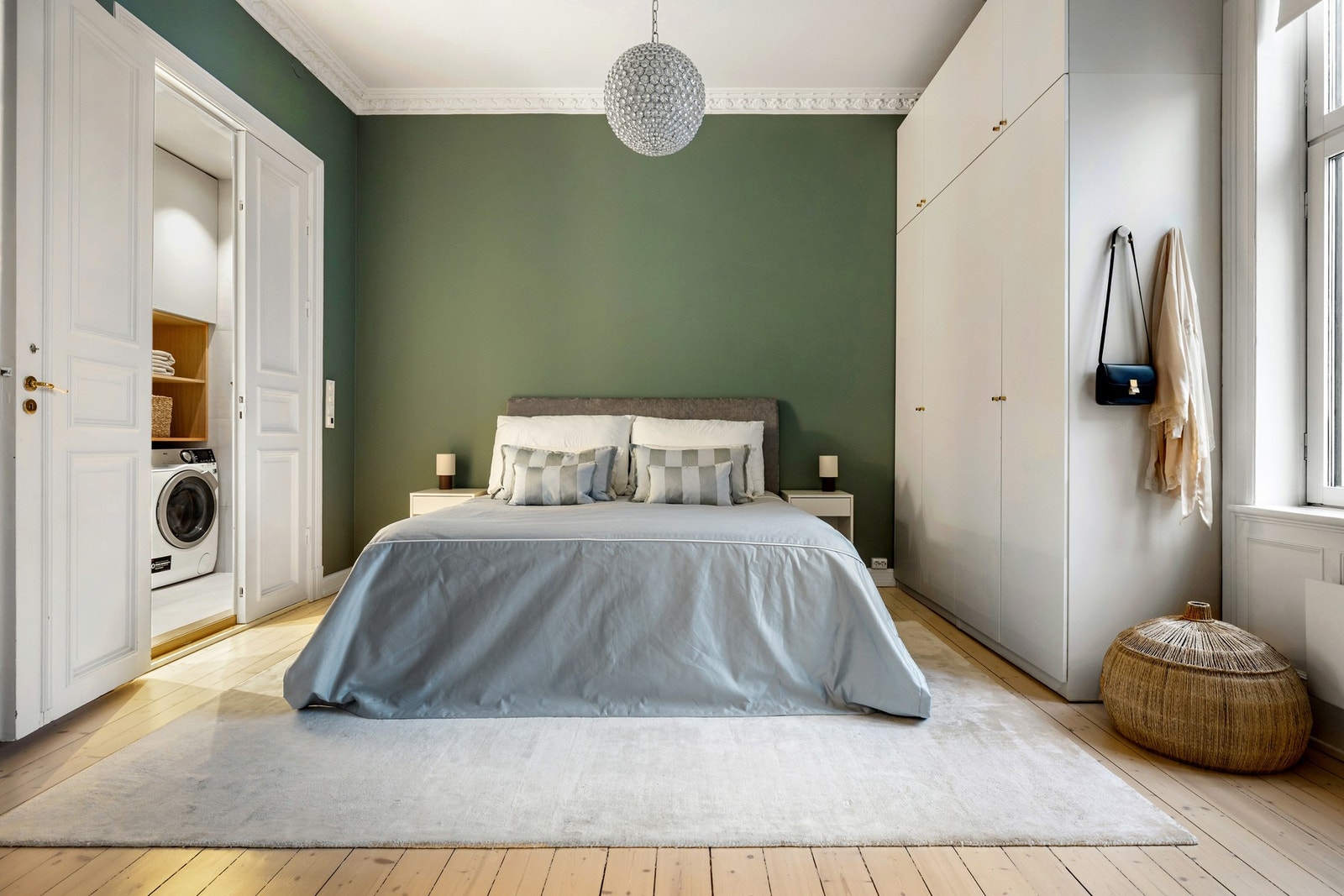 Hovedsoverommet er et romslig og innbydende rom. Rommet har direkte tilknytning til badet, noe som gir en praktisk og komfortabel løsning i hverdagen. Galleribilde