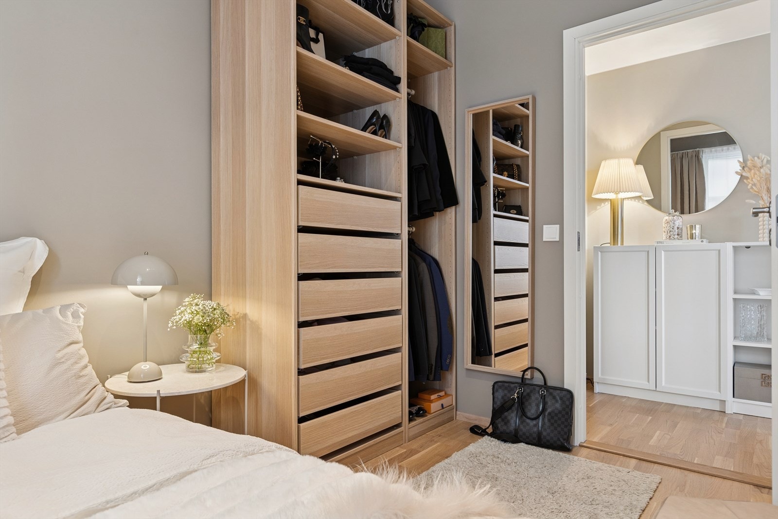 Smart garderobeløsning med praktiske hyller og oppheng som gir god oversikt og effektiv utnyttelse av plassen. Galleribilde