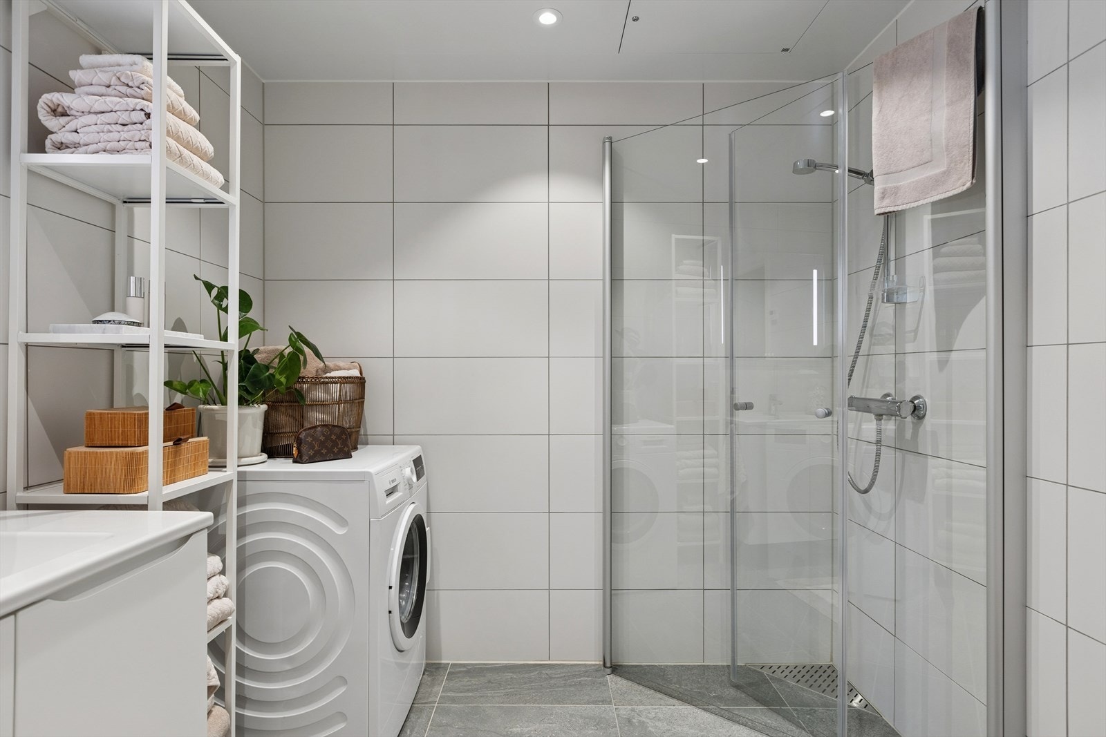 Stilfull hjørnedusj med glassvegger. Galleribilde