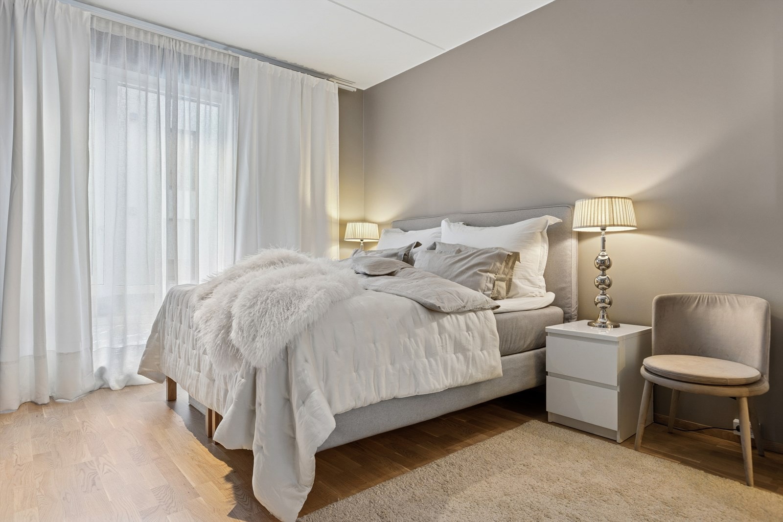 Lekkert soverom i lyse og behagelige farger med god plass til dobbeltseng og ønsket møblement. Galleribilde