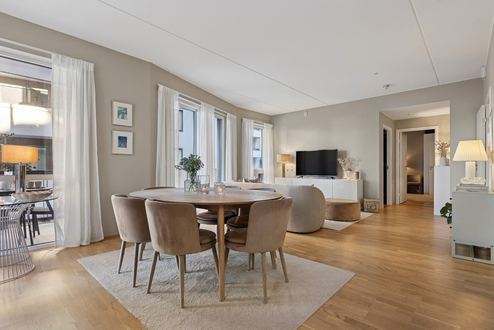 Stuens størrelsen gir gode muligheter når det kommer til møblering. Galleribilde