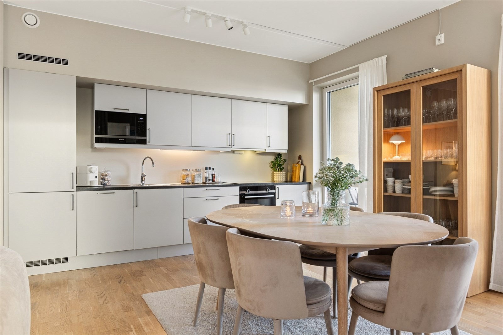 Perfekt for hyggelige stunder med familie og venner, et lunt samlingspunkt der gode måltider og fine øyeblikk deles. Velkommen til bords! Galleribilde