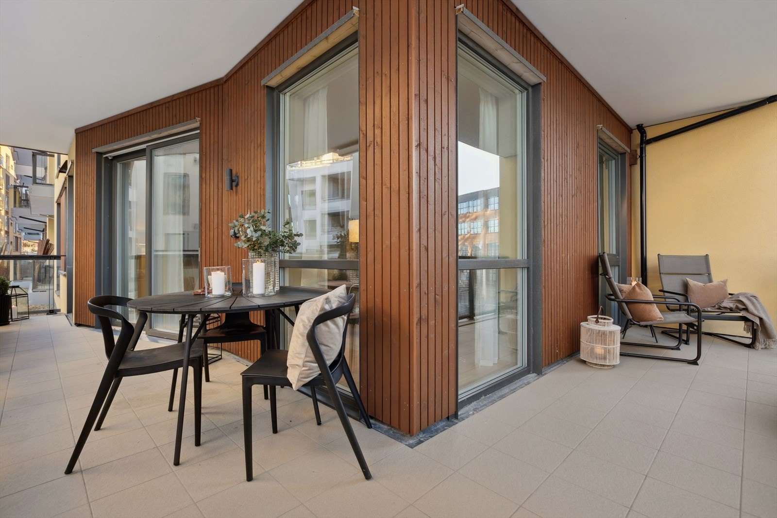 Her er det god plass til ønsket utemøblement, perfekt for rolige kaffestunder, middager ute eller avslapning i solen. Galleribilde