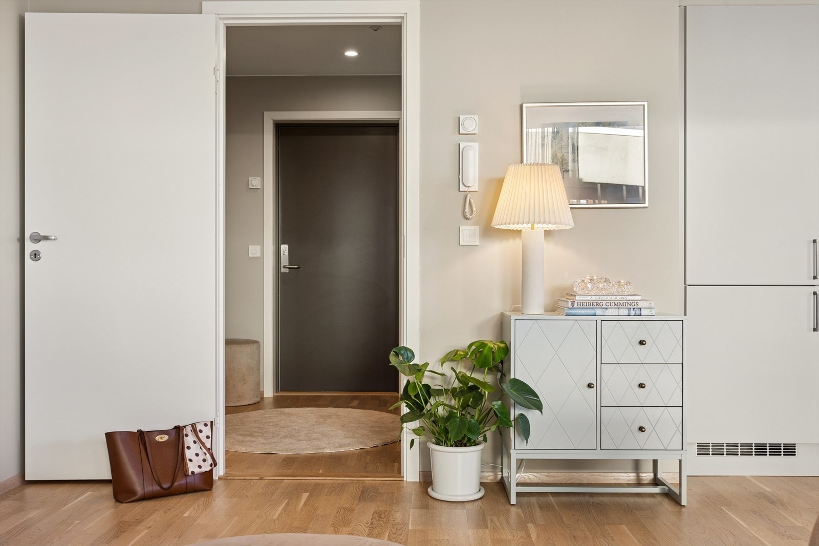 Her ønskes du velkommen inn i en innbydende og lys entrè. Rommet gir et svært godt førsteinntrykk allerede innenfor hoveddøren. Galleribilde