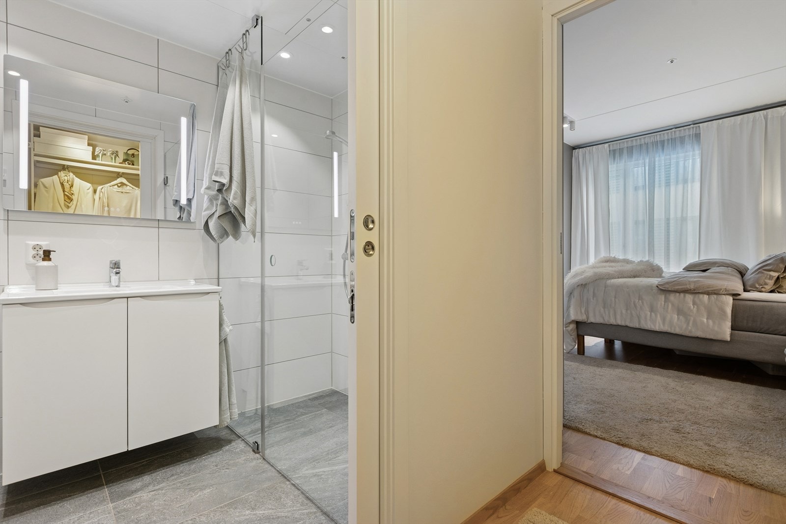 Praktisk og gjennomtenkt planløsning med direkte inngang fra bad til soverom. Galleribilde