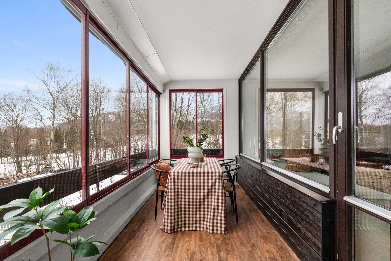 Fra stuen er det direkte utgang til en flott balkong med utsikt utover Mærradalen. Galleribilde