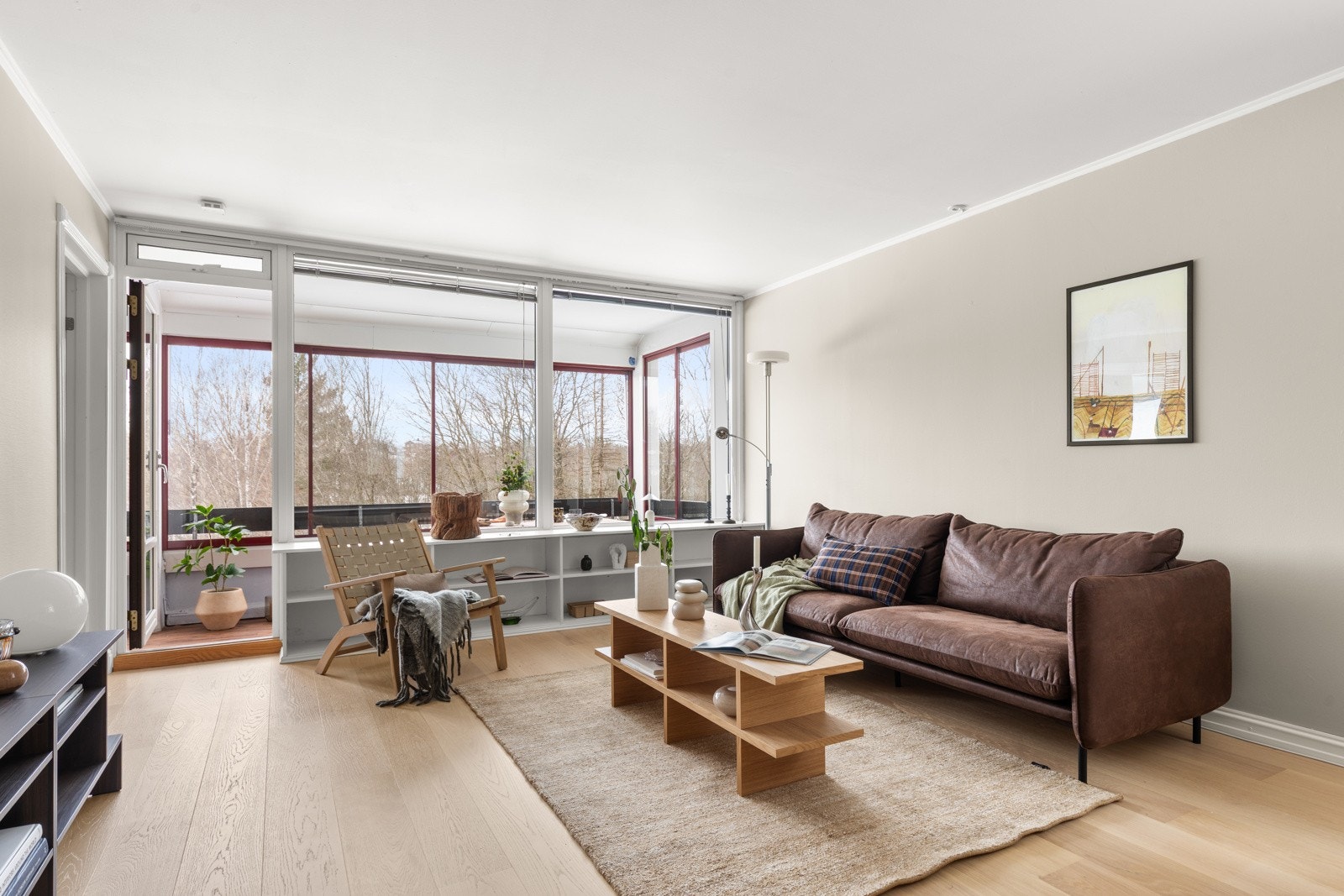 Her er det rikelig med plass til både en koselig sofagruppe og en stor spisestue - perfekt til både hverdagsliv og sosiale sammenkomster. Galleribilde