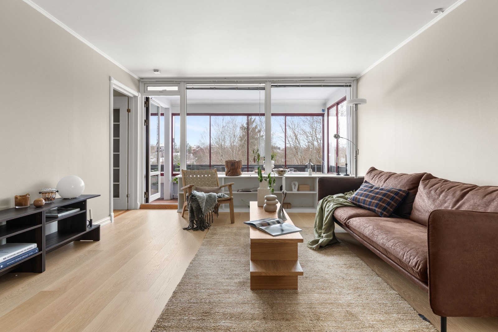 Leilighetens naturlige samlingspunkt er den romslige stuen med åpen planløsning. Galleribilde