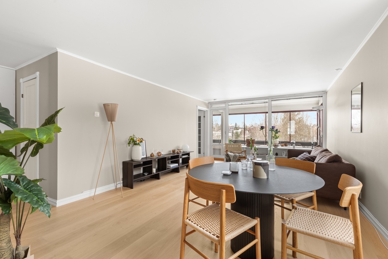 Store vindusflater slipper inn rikelig med naturlig lys og, sammen med lyse vegger, skaper de en luftig og behagelig atmosfære. Galleribilde