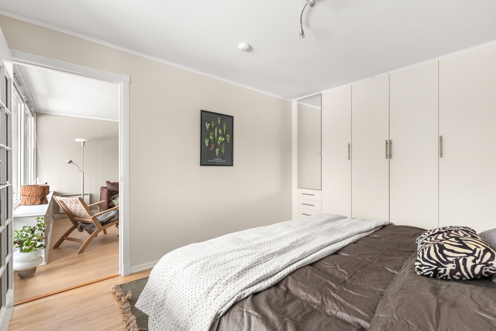 Hovedsoverommet fremstår som lyst og delikat, med plass til dobbeltseng og tilhørende møbler. Galleribilde