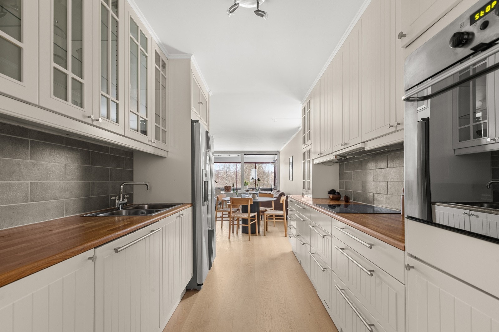 Det er integrert oppvaskmaskin, palatetopp og stekeovn samt avsatt plass til kjøl/frys. Galleribilde