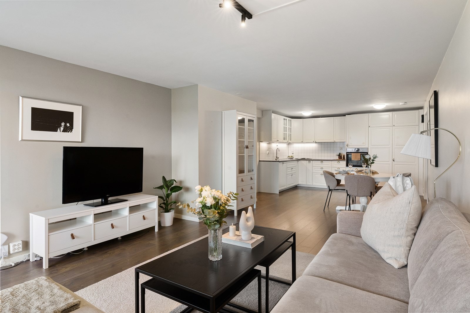 EiendomsMegler 1 v/Sindre Kjøll Kristensen presenterer Mjugbakken 7! Galleribilde