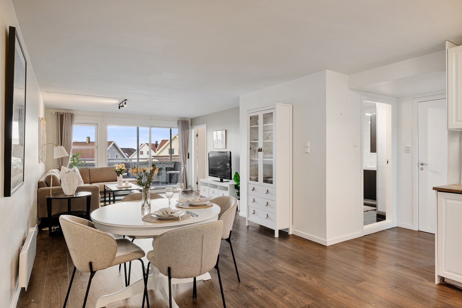 Gulv i stue og kjøkken fra 2016 Galleribilde