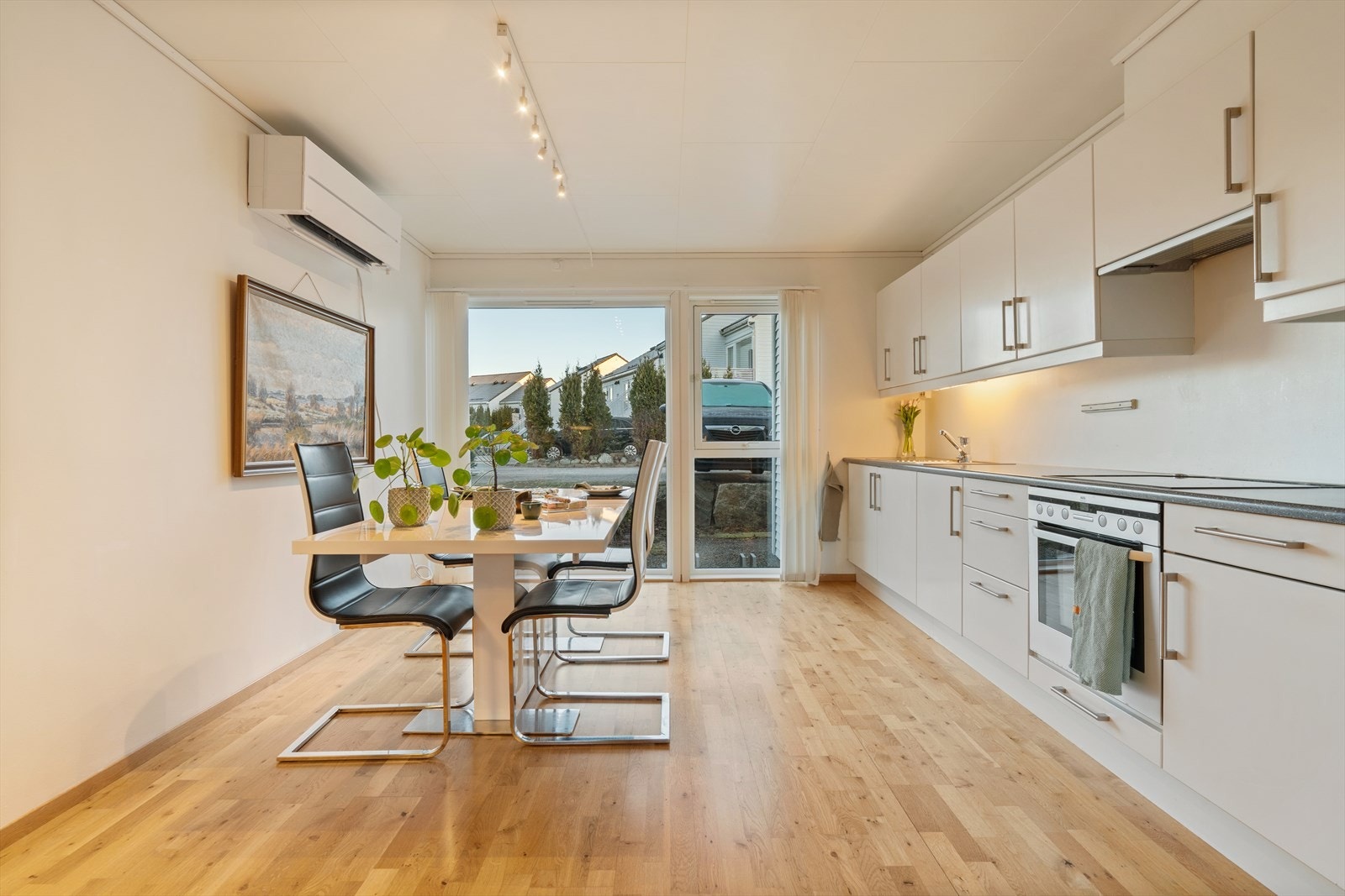 God plass til spisebord ved kjøkkenet Galleribilde