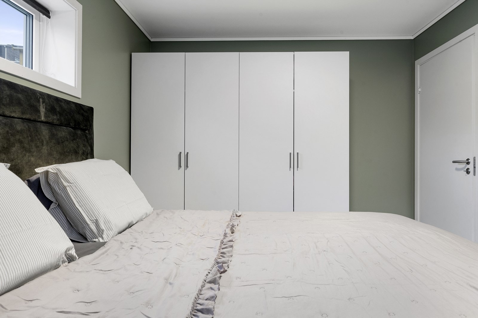 På soverommet er det god garderobeplass. Galleribilde