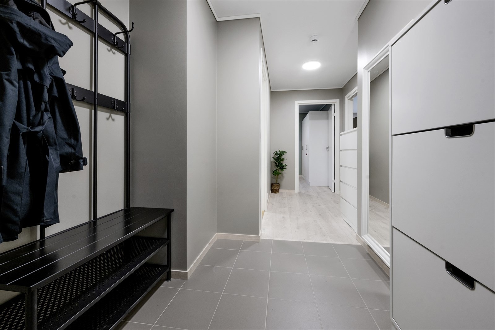 I entrèen er det flislagt golv og god plass til ytterklede. Galleribilde