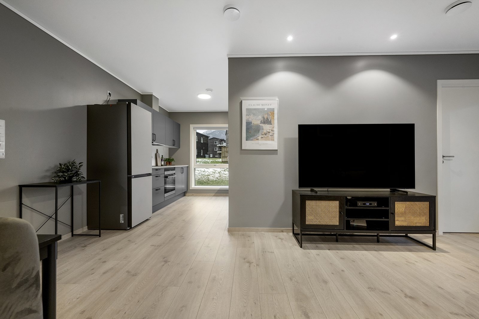 Stova og kjøkkenet ligg i opa, men dels skjerma løysing. Galleribilde