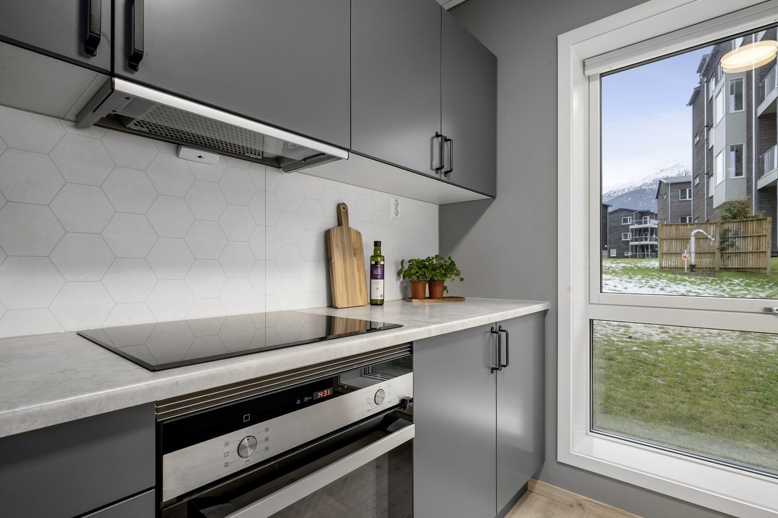 Kjøkkenet har integrert steikeomn, induksjonstopp og oppvaskmaskin. Galleribilde