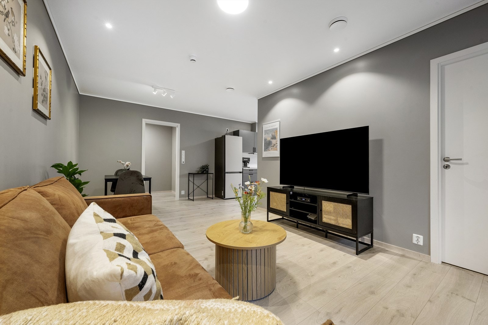 Stova er enkel å møblere med stor vegg til fjernsyn. Galleribilde