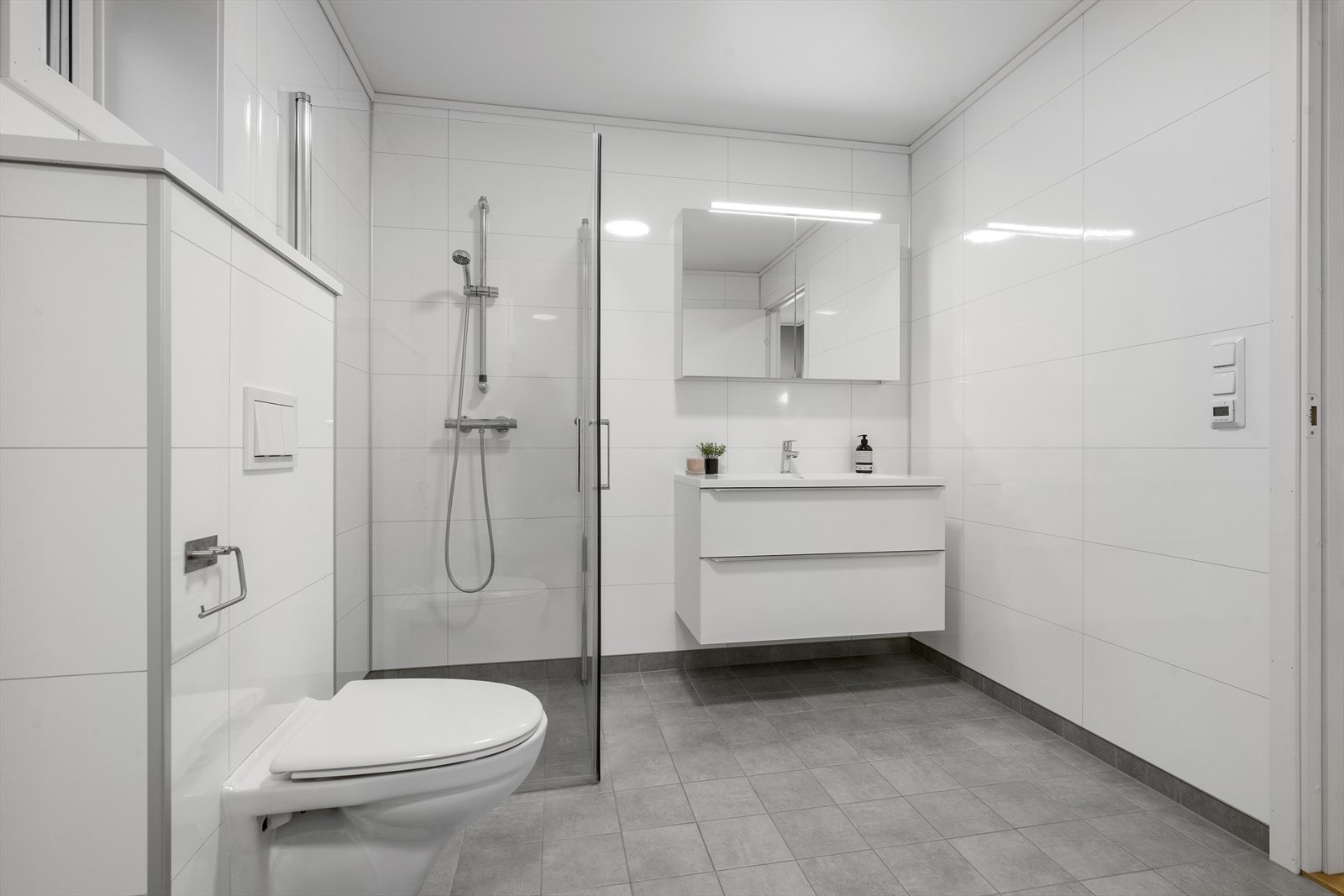 Badet er lyst og romsleg. Her er det brukt tidlause kvalitetar. Golvet her flislagt med vassboren varme. Galleribilde