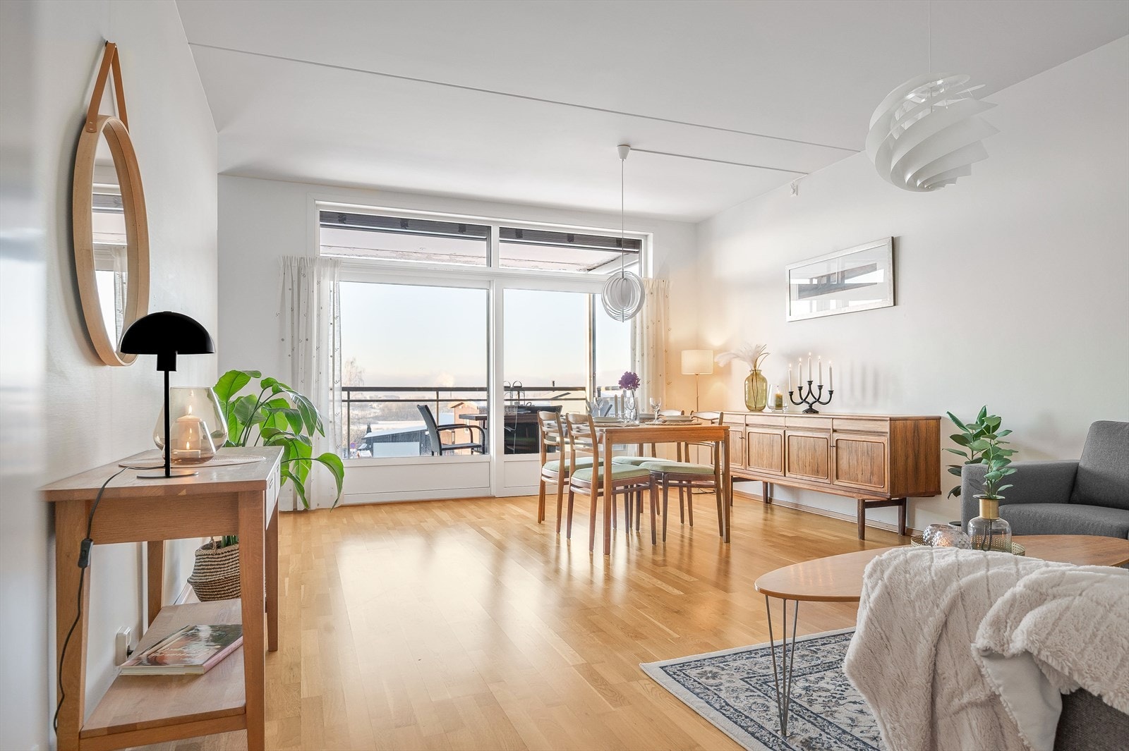 Lys og fin stue med utgang til terrassen. Galleribilde