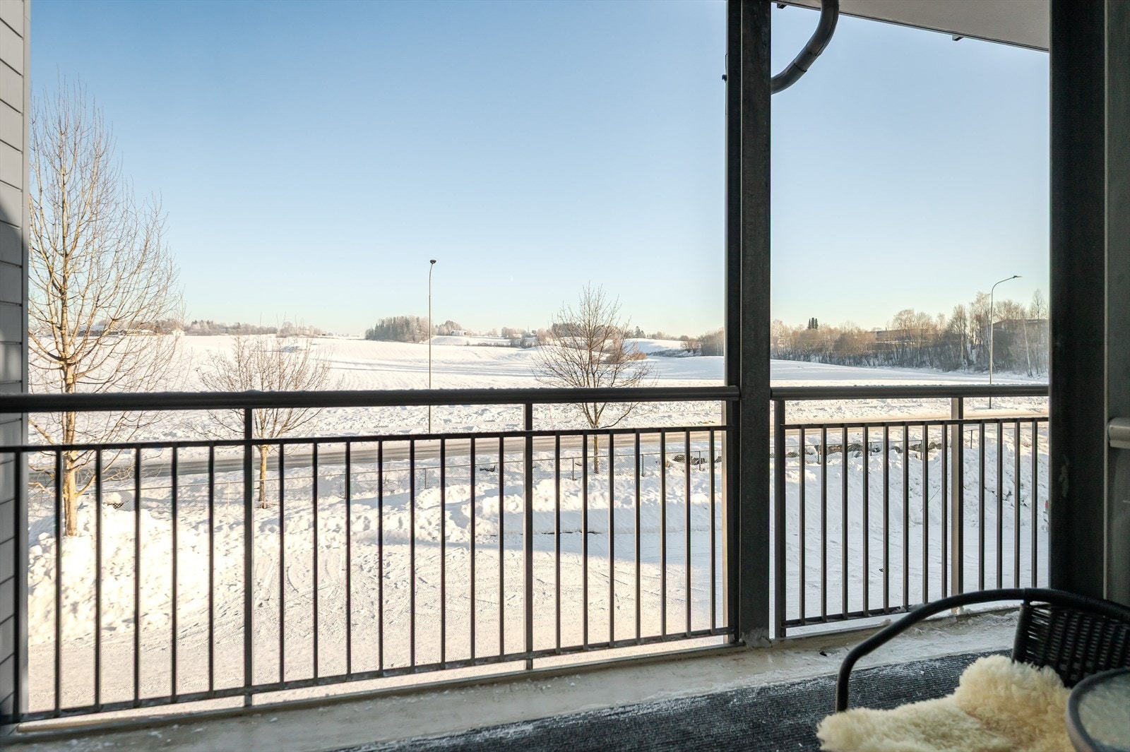 Ved inngangspartiet er det plass til å ha 2 stoler og et bord. Galleribilde