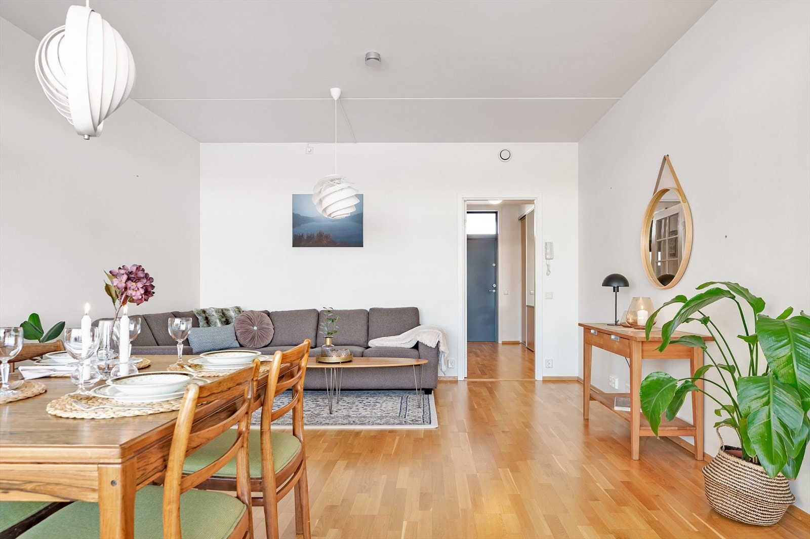 Her har man god plass til sofagruppe og spisegruppe. Galleribilde