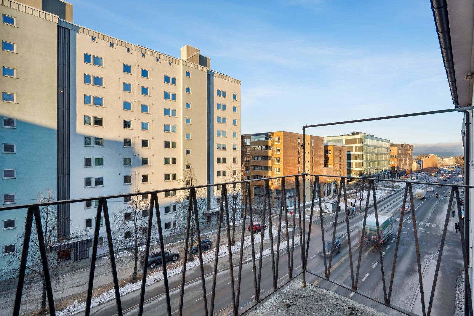 Fra stuen er det utgang til balkong med fjordgløtt Galleribilde