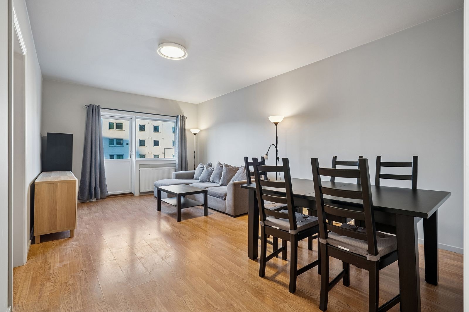 Velkommen inn til Elgeseter gate 21 B. En nymalt og moderne 3-roms leilighet med stor stue. Galleribilde