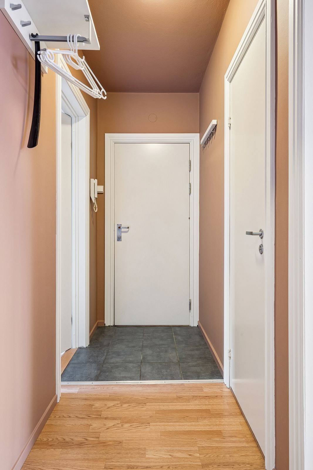 Innbydende gang med god plass til klesoppheng og med inngang til toalettrom samt ett av soverommene. Galleribilde