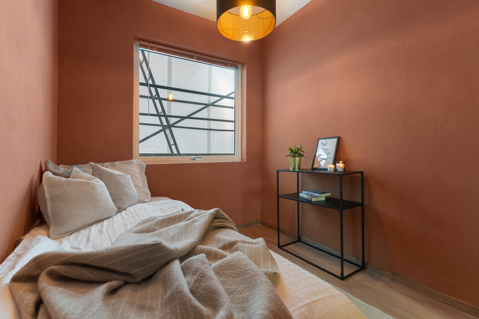 Rommet er malt en en tidsriktig og koselig farge. Galleribilde