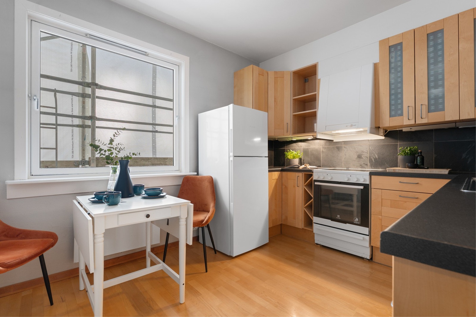 Ettersom at rommet er av så stor størrelse er det mulig å lage mange gode løsninger med både kjøkkenøy eller benkeplass under vindu. Galleribilde