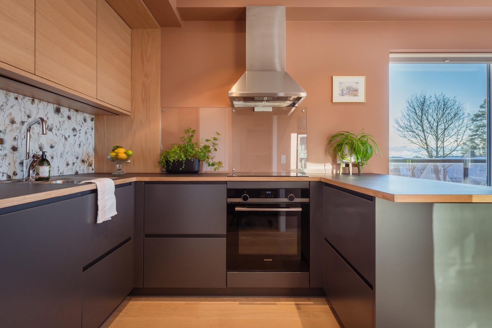 Kjøkkenet har rikelig med skap og benkeplass. Tøff brytning mellom mørke underskap og lyse overskap. Galleribilde