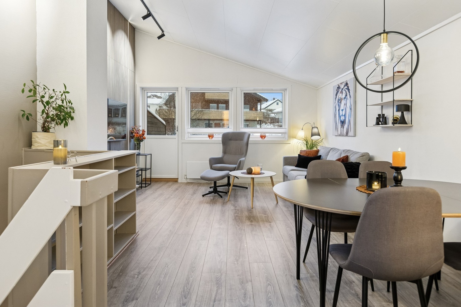 Velkommen opp i hovedetasjen. Se takhøyde, spilevegg og pent 1. stavs gulv. Galleribilde