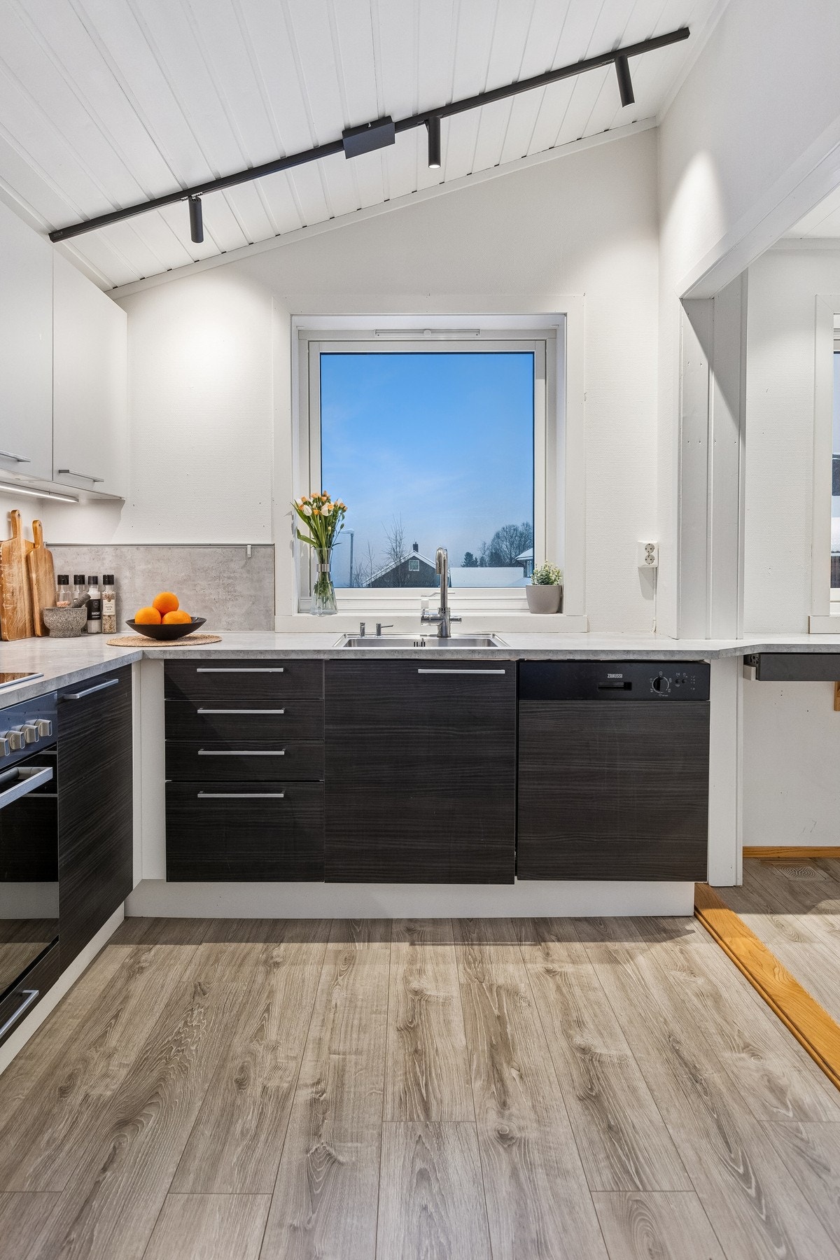 Kjøkkenet er pent og har fått moderne spottskinne i taket. Galleribilde