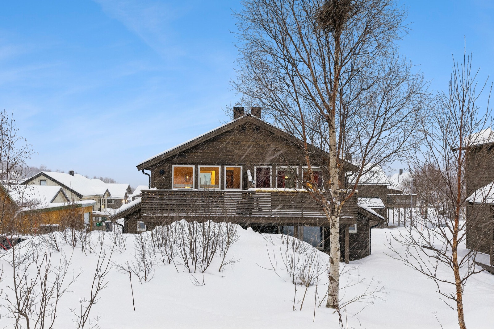 Slik ser et ut på baksiden om vinteren og slik ser det... Galleribilde