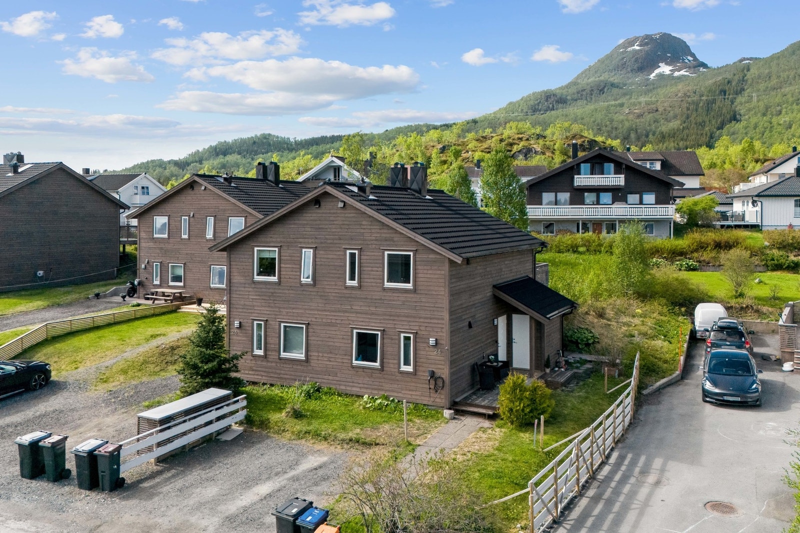 Det er god plass til å parkere utenfor boligen. Galleribilde