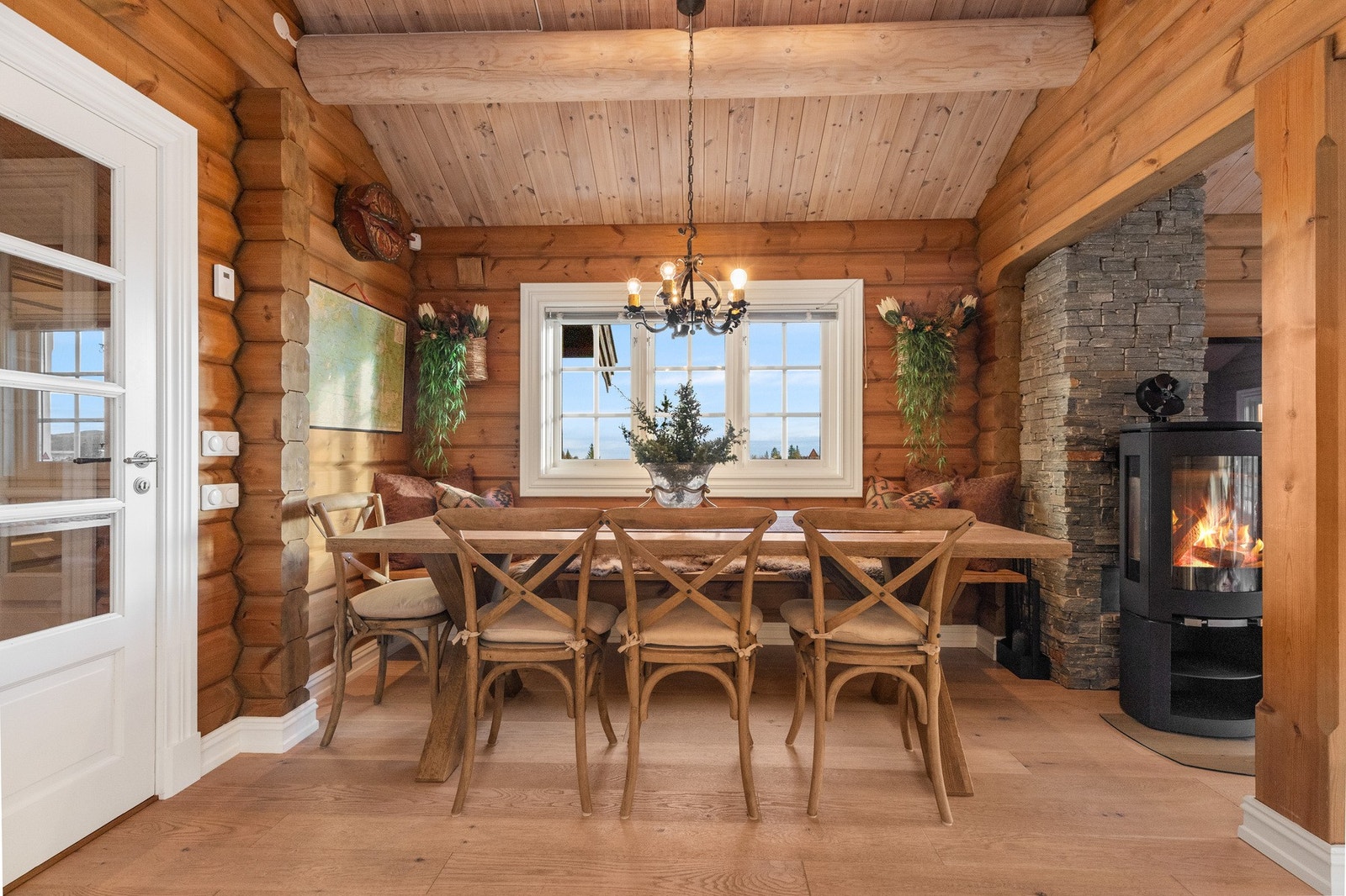 Lun og hyggelig atmosfære med tømmervegger og vannbåren varme. Intim og hyggelig spiseplass med - perfekt for lange måltider med familie og venner Galleribilde